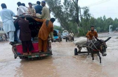 مقتل العشرات في فيضانات وسيول اجتاحت افغانستان وباكستان