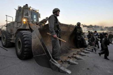 شاب فلسطيني يحاول اقتحام قاعدة إسرائيلية بجرافة