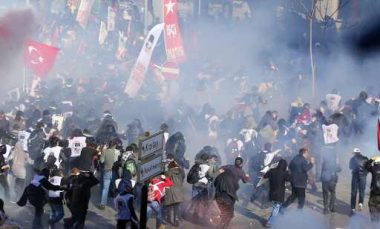 تفريق محتجين في انقرة باستخدام الغاز المسيل للدموع 