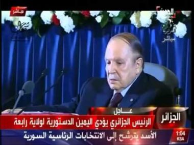 الجزائر: بوتفليقة يؤدي اليمين الدستورية على كرسي متحرك