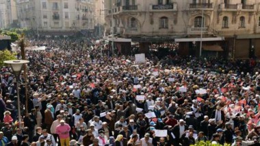 الآلاف يتظاهرون في المغرب "للضغط" على الحكومة