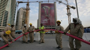 عمال في قطر