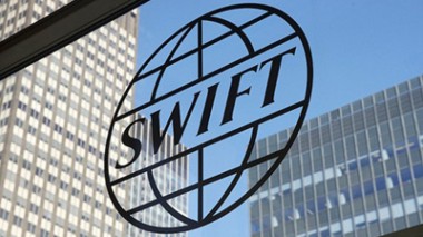 منظومة "SWIFT" لتنفيذ الحوالات المالية المتبادلة بين البنوك العالمية إلكترونيا