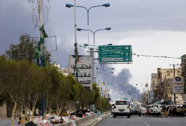 دخان غارة جوية يتصاعد في سماء العاصمة اليمنية صنعاء