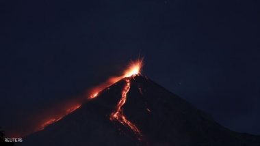 .جبل راونغ يقذف حممه البركانية في جزيرة جافا الشرقية