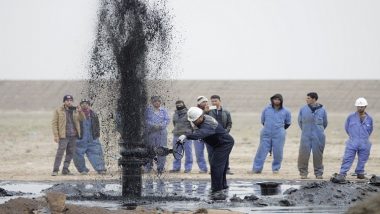 عمال عراقيون في حقل الطوبة في البصرة، جنوب شرق بغداد 19 فبراير/شباط 2015