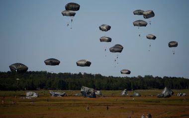 هبوط مظلين أثناء مشاركتهم في تدريبات "Anakonda-2016" العسكرية للناتو في بولندا 