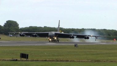 قاذفة B-52 الاستراتيجية الأمريكية تهبط في قاعدة فيرفورد الجوية البريطانية 